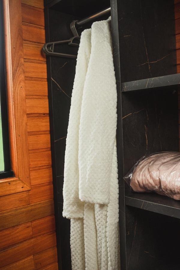 Chale Romantico Com Banheira De Hidromassagem E Lareira 봉헤찌로 외부 사진